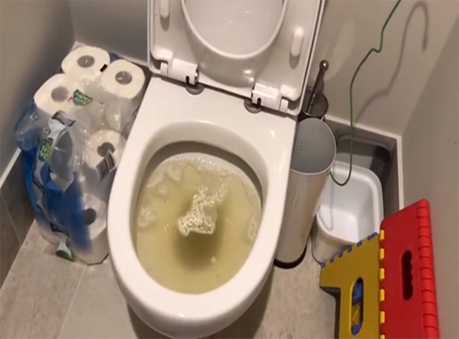 Bệ x&iacute; bị nghẹt nghi&ecirc;m trọng do hầm cầu qu&aacute; tải