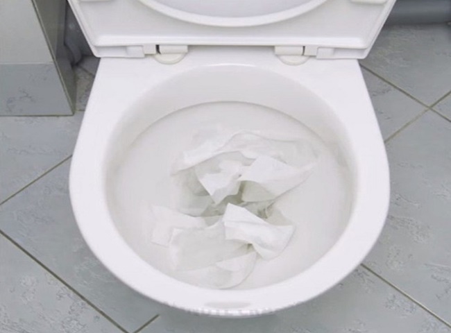Bệ x&iacute; bị tắc nghẽn do vứt qu&aacute; nhiều giấy vệ sinh