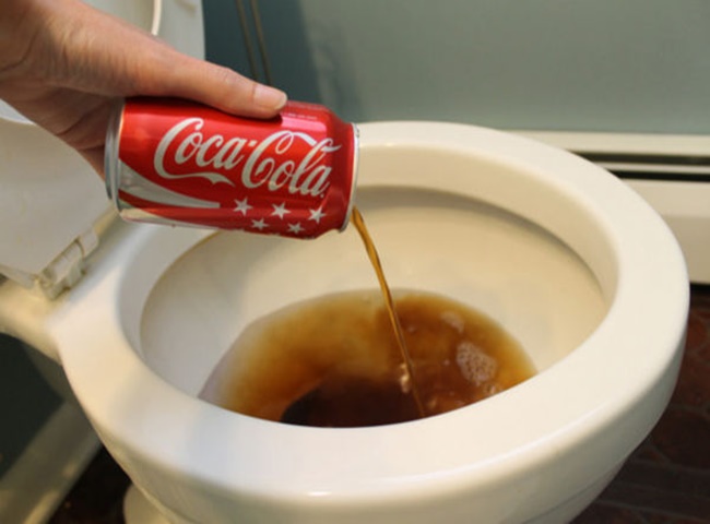 D&ugrave;ng CocaCola để th&ocirc;ng bệ x&iacute; bị tắc nhanh ch&oacute;ng