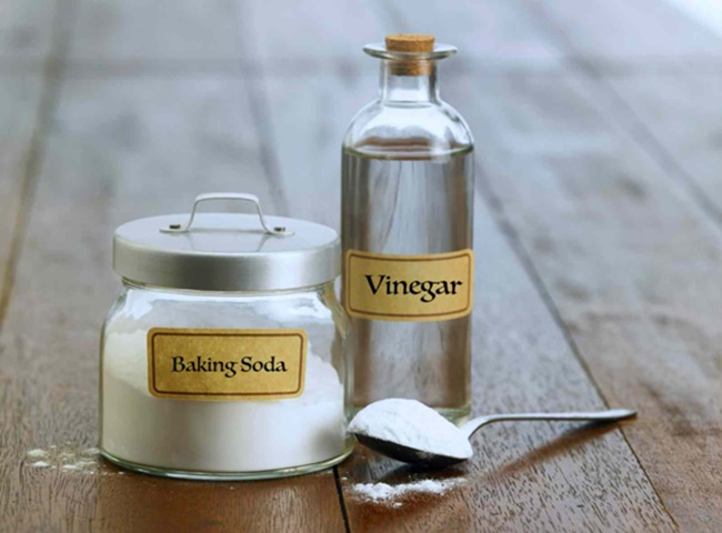 Bộ đ&ocirc;i giấm v&agrave; baking soda trong việc th&ocirc;ng bệ x&iacute; hiệu quả