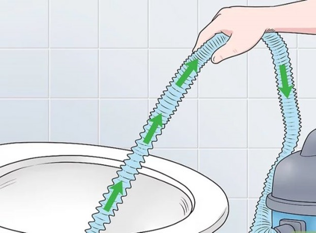 Sử dụng m&aacute;y h&uacute;t bụi để th&ocirc;ng bệ x&iacute; bị tắc