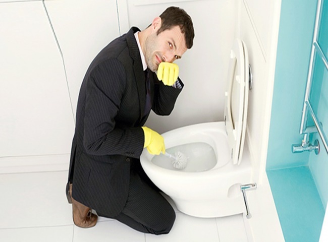 Bồn cầu nh&agrave; bạn bốc m&ugrave;i do kh&ocirc;ng vệ sinh định kỳ