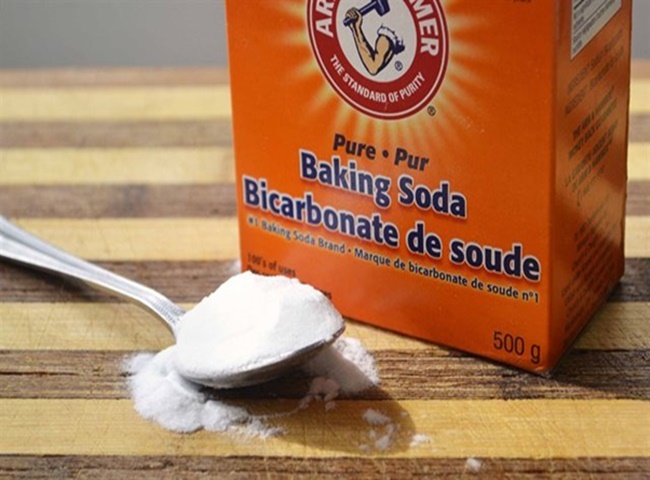 D&ugrave;ng baking soda để trừ khử m&ugrave;i h&ocirc;i bồn cầu