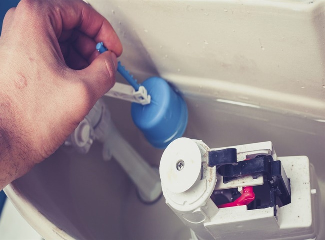 Bồn cầu chảy nước do chỉnh phao qu&aacute; giới hạn