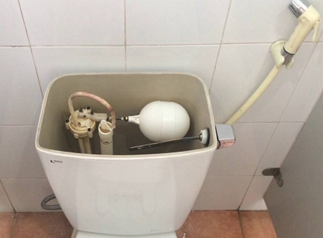 Van cấp nước c&oacute; vấn đề khiến k&eacute;t cạn nước