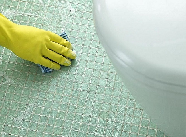 Vệ sinh s&agrave;n nh&agrave; tắm