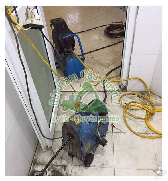 c&aacute;ch xử l&yacute; nước trong bồn cầu bị h&uacute;t sạch khi xả